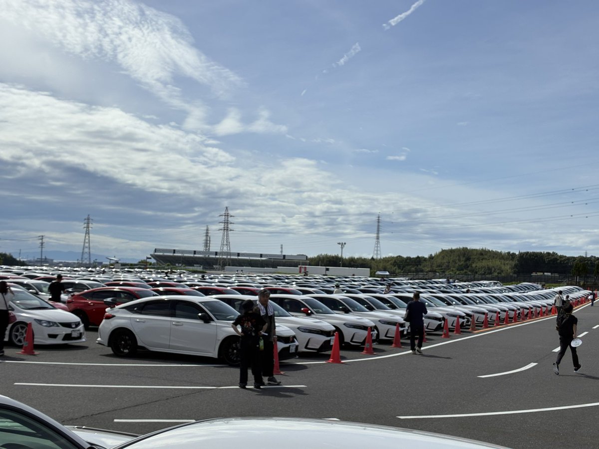 AmeWheels's tweet photo. 鈴鹿サーキットからおはようございます☺️
台風一過で快晴で暑いです💦TYPE-Rミーティング間も無く始まります🤗TYPE-Rお乗りの皆さま、今日1日よろしくお願い致します🤗
#amewheels
#AME https://t.co/Tylc5A9TIV