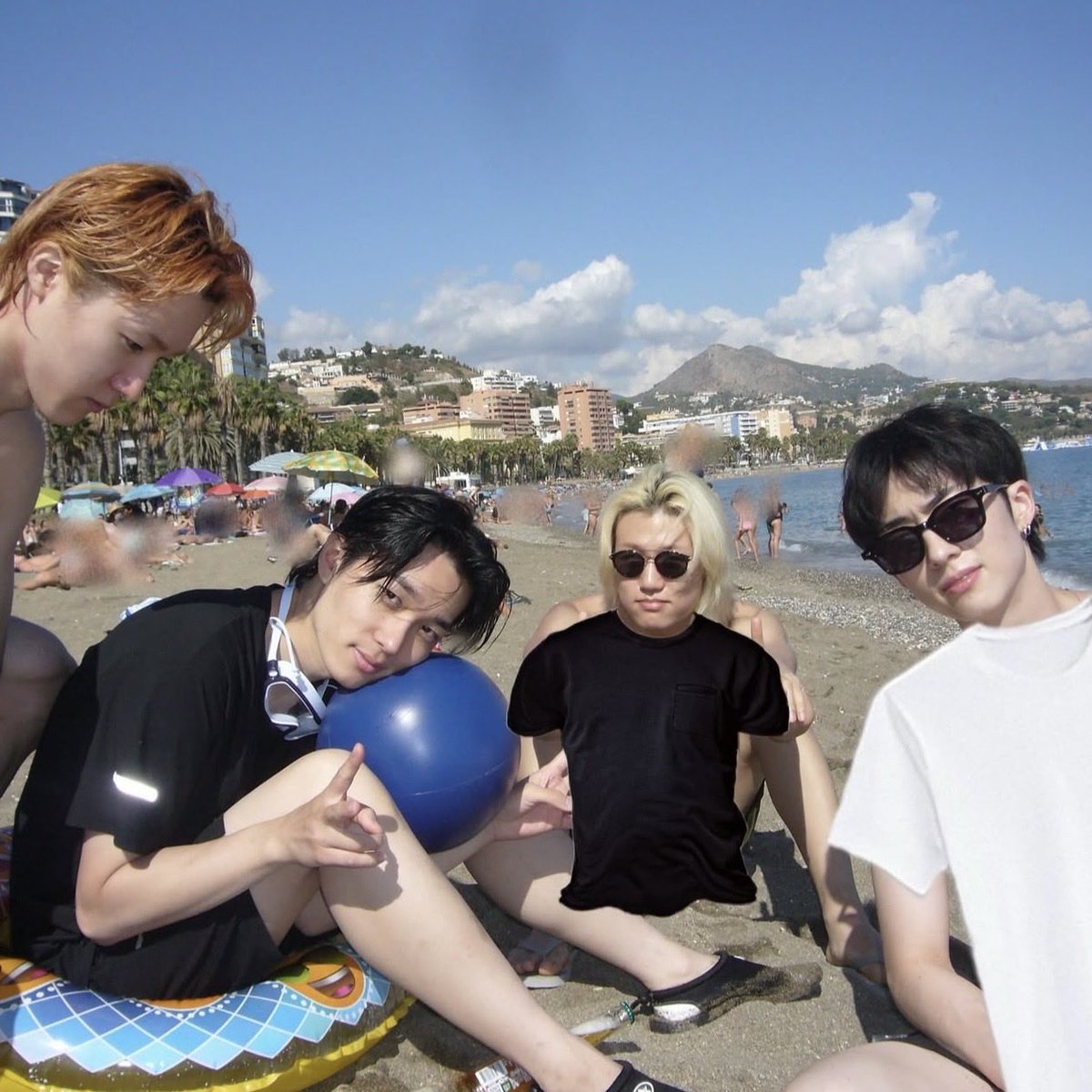 USER_jiung's tweet photo. these pics being vibey as fuck U guys are Literally a group of friends hanging out at the beach and shopping together i loveee u my piwonnies https://t.co/4MC6pQ8vu5