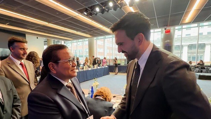 LambeSahamjja's tweet photo. pramono anung ketemu wali kota new york zohran mamdani di civic hall:
- bahas rencana jakarta terbitin obligasi daerah buat biayain infrastruktur
- mamdani sambut positif dan tawarin bantuan tim keuangan new york
- new york juga pernah pake obligasi buat biayain infrastruktur kayak pengolahan limbah