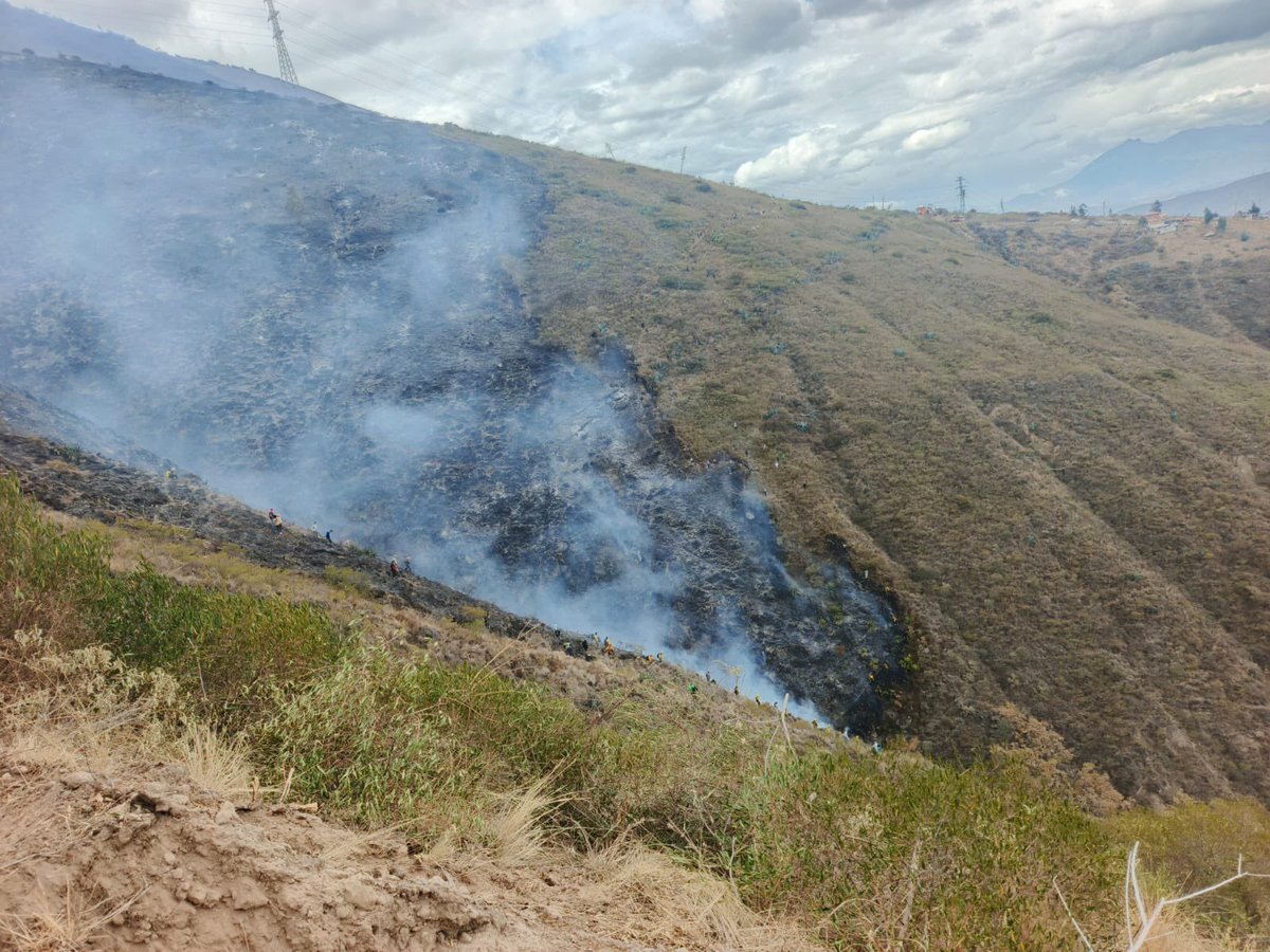 Riesgos_Ec's tweet photo. #ACTUALIZACIÓN | Cerro Casitagua

🚁 Se realizaron 101 descargas con los medios aéreos de @BomberosQuito, @PoliciaEcuador y @FFAAECUADOR.

🌳 El Ministerio de Ambiente y Energía activó a su Brigada de Manejo Integral del Fuego.

Nos mantenemos en el PMU y recorriendo barrios. https://t.co/kJbUIwKM7r