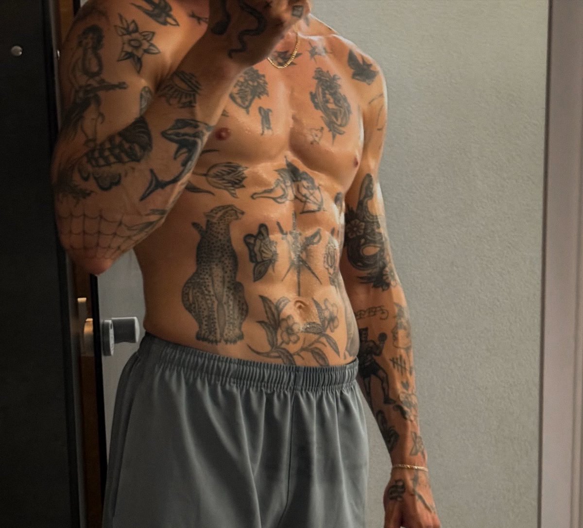 monezpower's tweet photo. (Somente mulheres)

𝐈𝐝𝐞𝐧𝐭𝐢𝐟𝐢𝐜𝐚𝐜̧𝐚̃𝐨: ☀️.
𝐈𝐝𝐚𝐝𝐞: 28 anos
𝐂𝐚𝐫𝐚𝐜𝐭𝐞𝐫𝐢́𝐬𝐭𝐢𝐜𝐚𝐬 𝐟.: 1,92. Corpo de nadador, tatuado e loiro.
𝐂𝐥𝐚𝐬𝐬𝐢𝐟𝐢𝐜𝐚𝐜̧𝐚̃𝐨: Raro. 
𝐜𝐨𝐦𝐩𝐨𝐫𝐭𝐚𝐦𝐞𝐧𝐭𝐨: Dominador, safado e engraçadinho. https://t.co/MhSMKLzeQB