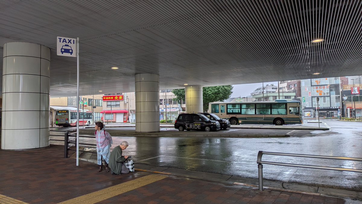 keempee56's tweet photo. 石神井公園駅南口のタクシー乗り場。
お客様が待っているのに寝てるのか?
さすが、旧チェッカー車両🤬 https://t.co/fGRB25oa4W