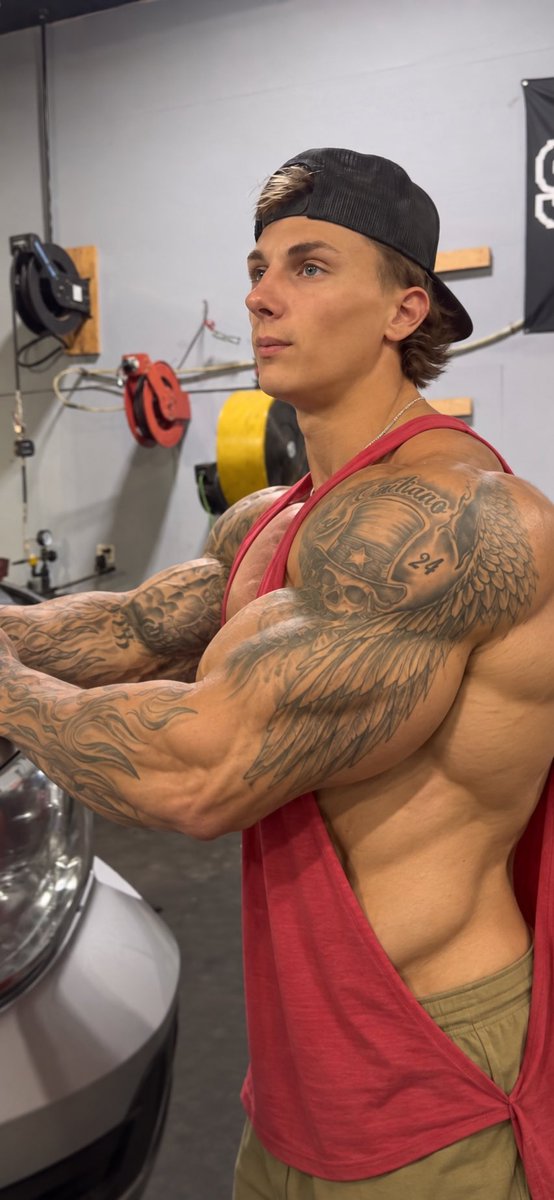 mrk_hartai's tweet photo. When you take your car to the mechanic… but somehow you end up wanting to take the mechanic home instead. 😏😘🍆
#MuscleMechanic #HotMechanic #MuscleMen #GymGuys #CarGuys https://t.co/GDXXHrQCOD