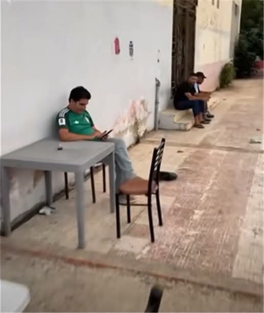 AhmedChiha68021's tweet photo. يهدر في لايف يتفاعلوا معاه مليون كلب كرغولي  كي يخرج للواقع تلقاه وحدو كي والخنزير  مهبط راسو .هكذا هي حياة لحاس الكابرانات https://t.co/KsYr8lDyE4