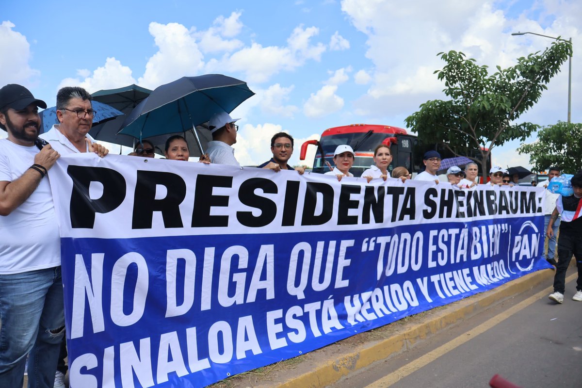 pansinaloa's tweet photo. Presidenta @Claudiashein : no diga que “todo está bien” en Sinaloa.

Hoy estuvimos ahí para decírselo de frente: seguimos viviendo violencia, miedo y desapariciones.

No queremos discursos vacíos ni cifras alejadas de la realidad. #Sinaloa necesita paz, seguridad y respeto.

@AccionNacional @JorgeRoHe