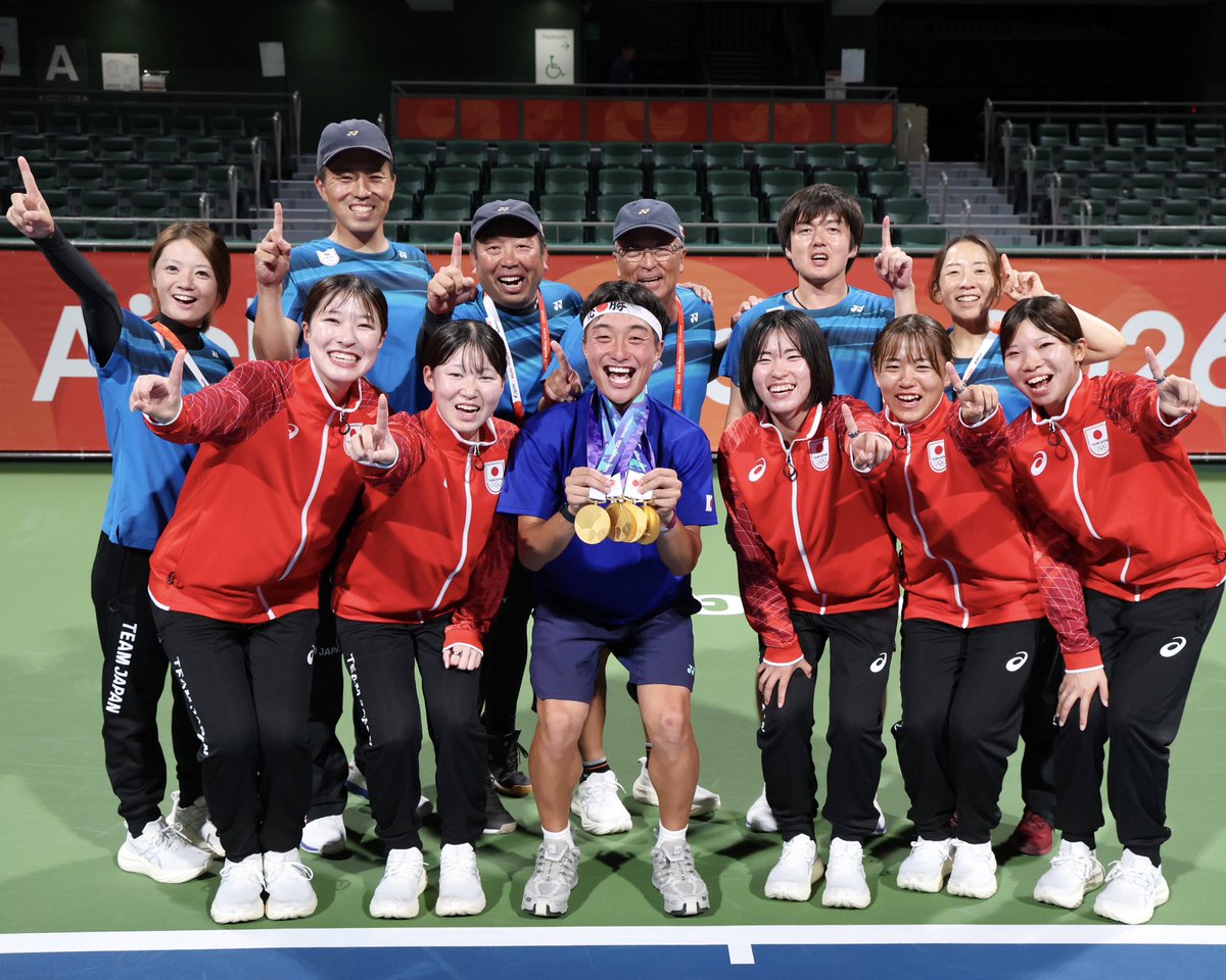 softtennis_mag's tweet photo. 🏆名古屋アジア競技大会🏆

女子国別対抗優勝🥇日本

ナショナルチーム橋場柊一郎選手が今大会まで女子チームのヒッティングパートナーなどを全力でしてくれていたそう。
日本応援団でも中心となり共に戦っていました🇯🇵

メンバーから感謝の印にメダル5つ🥇🥇🥇🥇🥇 https://t.co/hL35DJ8Ivp