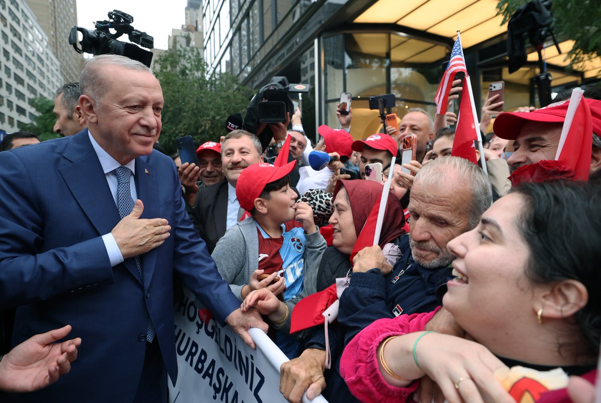 trthaber's tweet photo. Cumhurbaşkanı Erdoğan, ABD'nin New York kentindeki Türkevi'ne girişinde vatandaşların sevgi ve ilgisiyle karşılandı. https://t.co/J2KtihFIsI
