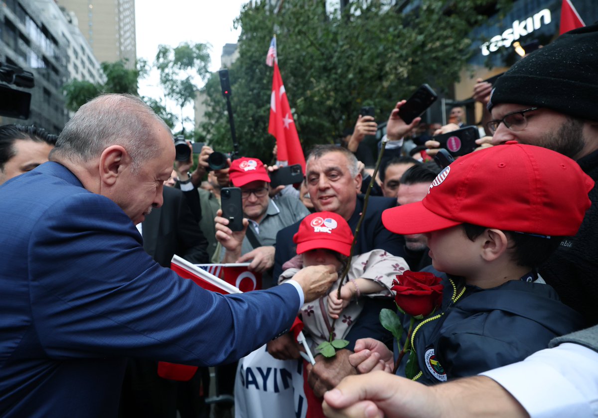 trthaber's tweet photo. Cumhurbaşkanı Erdoğan, ABD'nin New York kentindeki Türkevi'ne girişinde vatandaşların sevgi ve ilgisiyle karşılandı. https://t.co/J2KtihFIsI