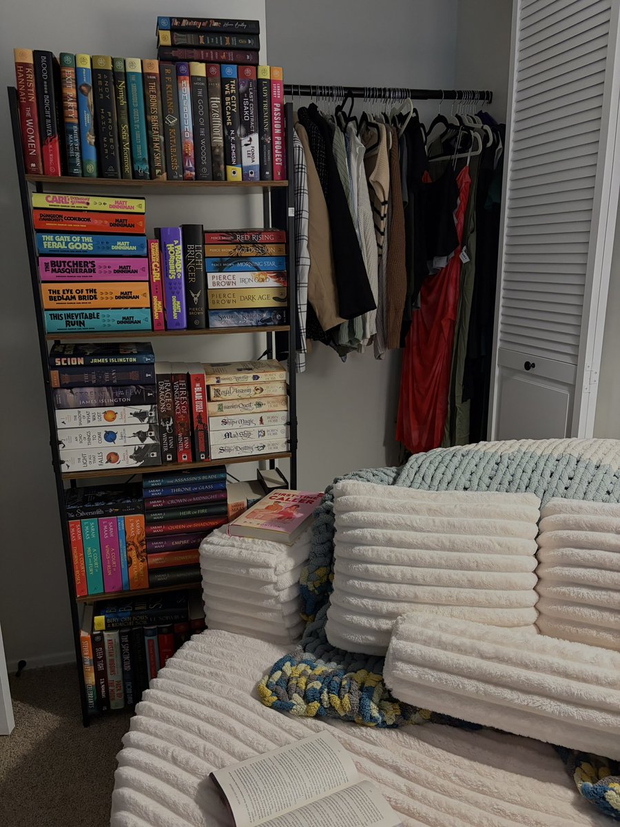 honkshooin's tweet photo. my office 😛 #booktwt https://t.co/AQQ15HHRLI