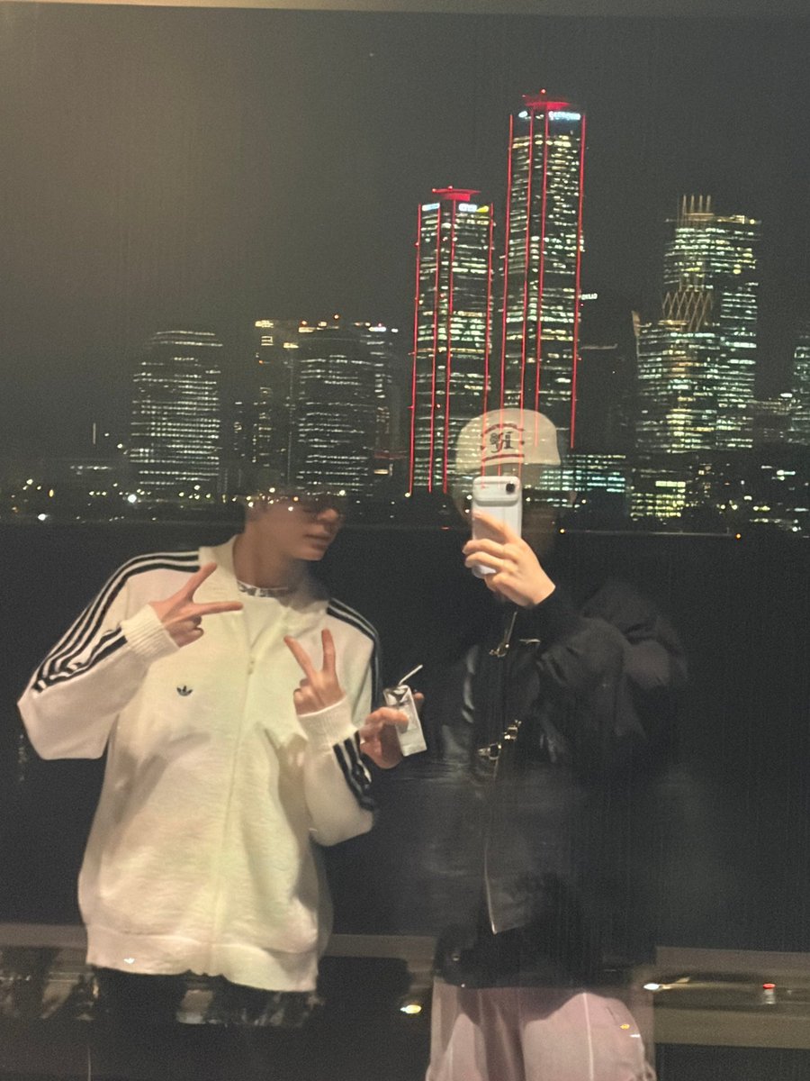 lthsnwfrll's tweet photo. I fear we moved on too fast from mr "moved into a house with a han river view" https://t.co/4tBSSgtTHH