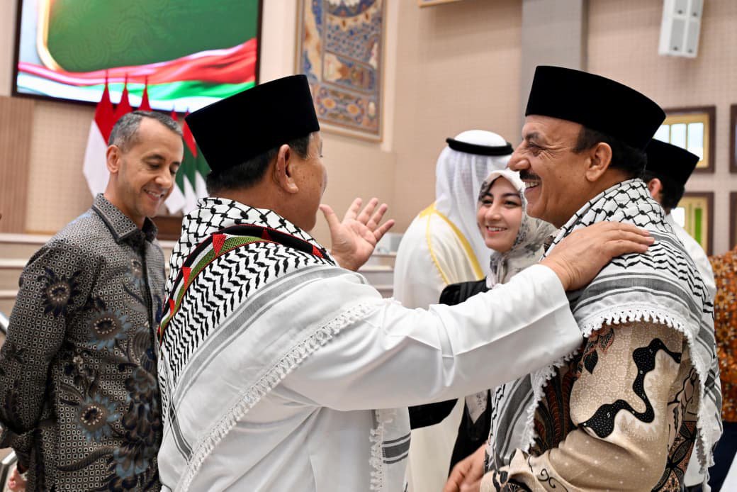 KemensetnegRI's tweet photo. Presiden Prabowo Gemakan “Free Palestine” dari Gontor

Suasana Resepsi Kesyukuran 100 Tahun Pondok Modern Darussalam Gontor (PMDG) di Ponorogo, Jawa Timur, Sabtu (19/09/2026), berubah riuh ketika Presiden Prabowo Subianto menyapa Duta Besar Palestina untuk Indonesia Abdalfatah A.K. Alsattari dalam sambutannya, yang disambut tepuk tangan bergemuruh dari para hadirin.

“Free Palestine! Free Palestine! Free Palestine!” pekik Presiden Prabowo dari atas mimbar yang disambut teriakan serupa dari para hadirin. 

Duta Besar Alsattari kemudian menghampiri Presiden dan mengalungkan kefiyyeh, kain bercorak khas yang lekat dengan identitas Palestina, ke leher Presiden Prabowo, lalu keduanya berpelukan erat.

Lebih lanjut dalam sambutannya, Presiden mengingatkan keluarga besar Gontor bahwa penderitaan rakyat Palestina harus menjadi pengingat bagi Indonesia. Di lingkungan pendidikan seperti Gontor, Presiden mengajak para kiai, ulama, pendidik, dan generasi muda untuk menjadikan keprihatinan tersebut sebagai dorongan agar belajar dengan sungguh-sungguh dan ikut membangun Indonesia menjadi bangsa yang kuat.

Sumber: BPMI Setpres

#KemensetnegRI
#RilisPresiden