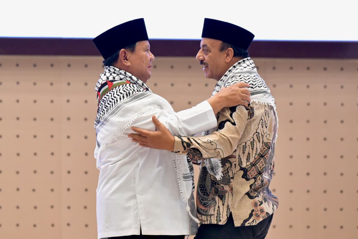 KemensetnegRI's tweet photo. Presiden Prabowo Gemakan “Free Palestine” dari Gontor

Suasana Resepsi Kesyukuran 100 Tahun Pondok Modern Darussalam Gontor (PMDG) di Ponorogo, Jawa Timur, Sabtu (19/09/2026), berubah riuh ketika Presiden Prabowo Subianto menyapa Duta Besar Palestina untuk Indonesia Abdalfatah A.K. Alsattari dalam sambutannya, yang disambut tepuk tangan bergemuruh dari para hadirin.

“Free Palestine! Free Palestine! Free Palestine!” pekik Presiden Prabowo dari atas mimbar yang disambut teriakan serupa dari para hadirin. 

Duta Besar Alsattari kemudian menghampiri Presiden dan mengalungkan kefiyyeh, kain bercorak khas yang lekat dengan identitas Palestina, ke leher Presiden Prabowo, lalu keduanya berpelukan erat.

Lebih lanjut dalam sambutannya, Presiden mengingatkan keluarga besar Gontor bahwa penderitaan rakyat Palestina harus menjadi pengingat bagi Indonesia. Di lingkungan pendidikan seperti Gontor, Presiden mengajak para kiai, ulama, pendidik, dan generasi muda untuk menjadikan keprihatinan tersebut sebagai dorongan agar belajar dengan sungguh-sungguh dan ikut membangun Indonesia menjadi bangsa yang kuat.

Sumber: BPMI Setpres

#KemensetnegRI
#RilisPresiden