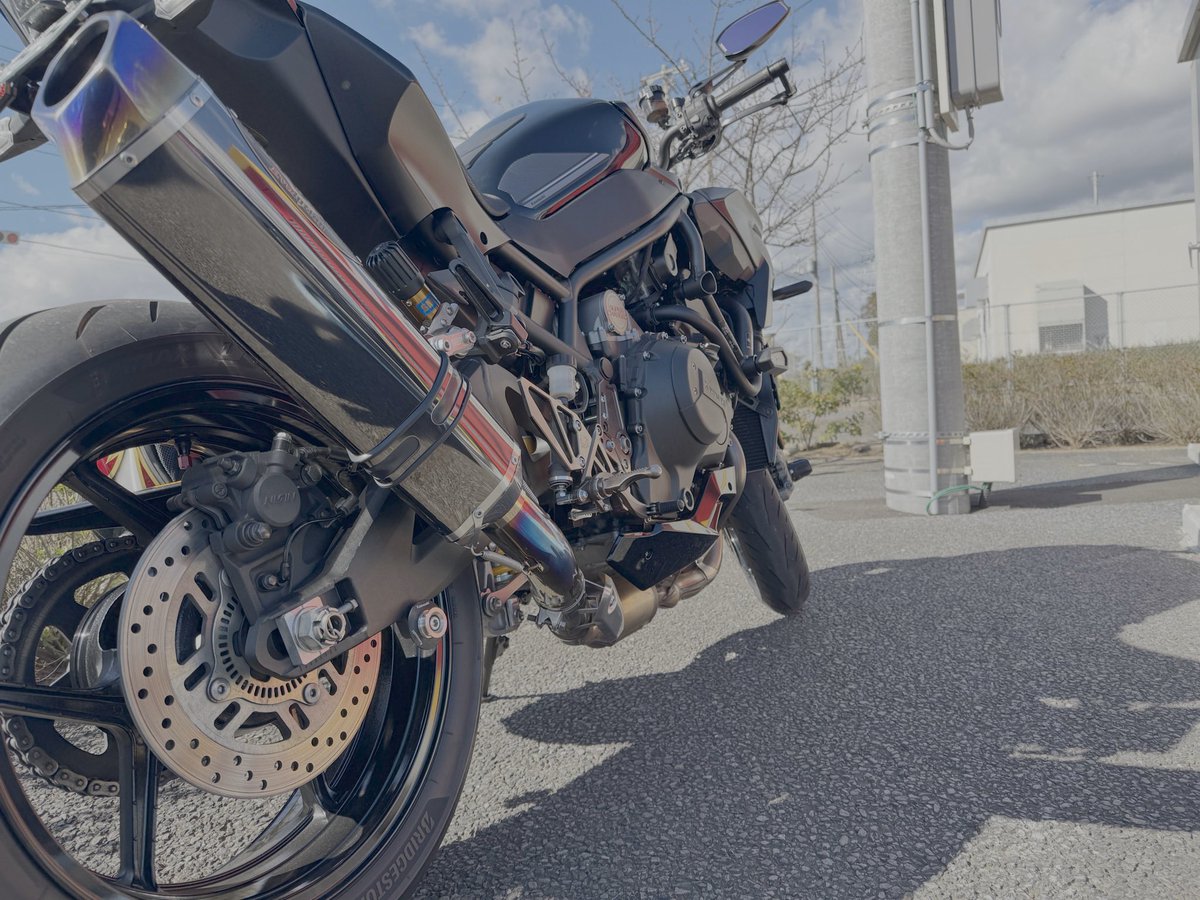 Ichigoya_Bike's tweet photo. おはようございます😊
大雨の千葉県です☔️

時折雨が弱まりますが、
風もあるようで、
台風が近づいてます🤔

さてさて、
朝からMotoGPオーストリア🇦🇹GPを
観戦してました🏁

次戦はいよいよ日本GP🇯🇵
茂木戦、楽しみです😆

週の前半月曜日、
良い一日をお過ごしください✨

#ZH2 #バイク好きな人と繋がりたい