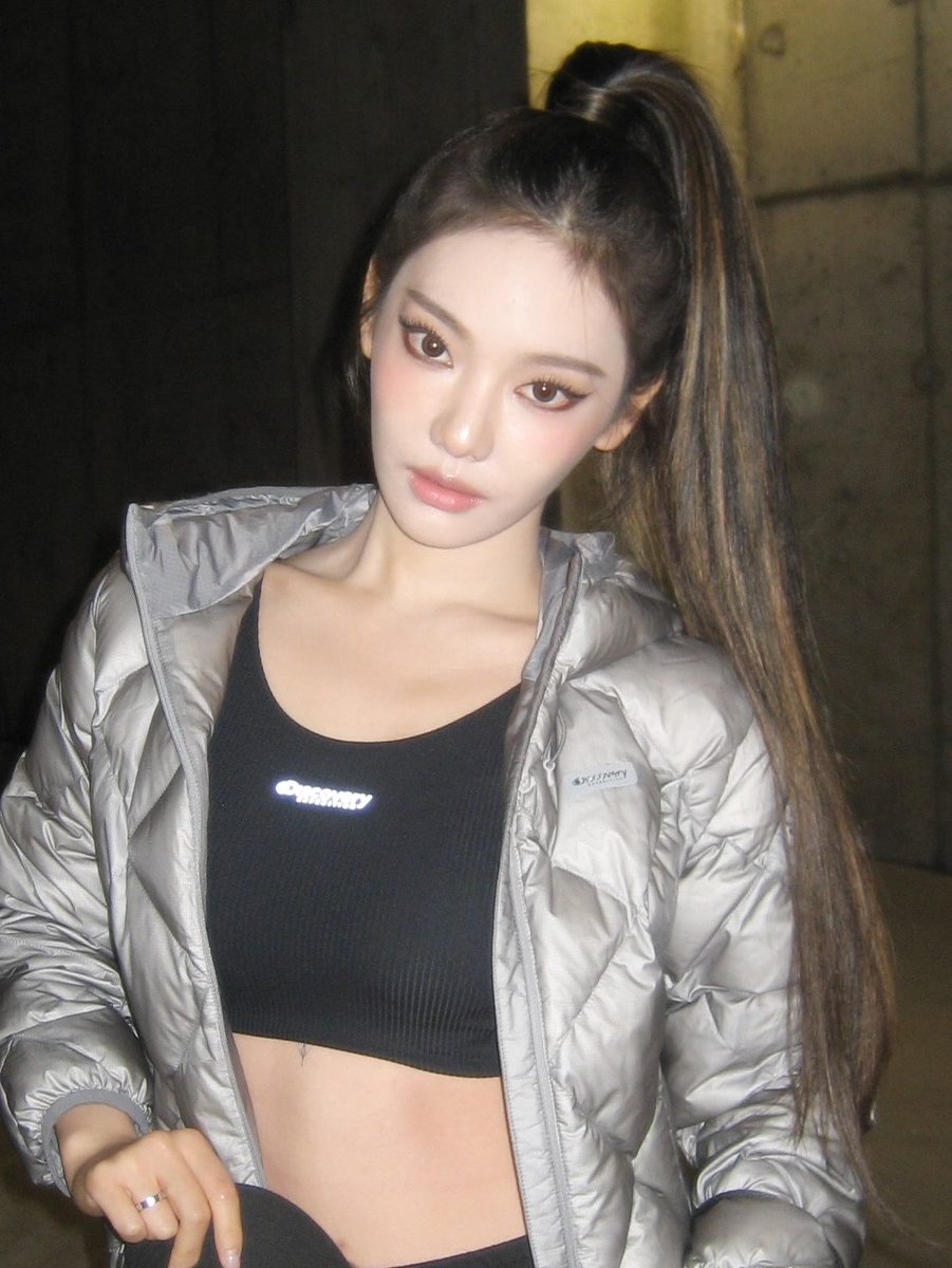 yizhuo1st's tweet photo. ningning in a high ponytail just hits different https://t.co/lUrEQPN2SD