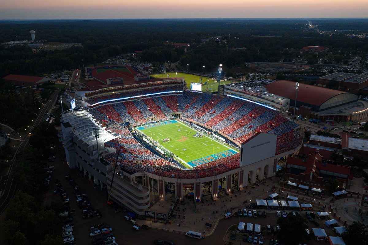 OleMissFB's tweet photo. The Vaught was LOCKED🔒 https://t.co/OtbHygBGtj