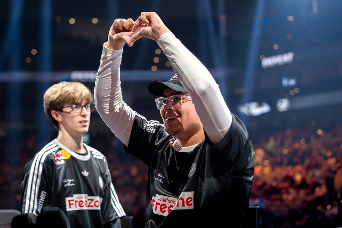 FUTesportsgg's tweet photo. THIS IS ROCKET LEAGUE

We close this Championship chapter by winning the hearts of the RLCS community. 

Thank you for your support from all around the world, and thank you to our incredibly hard-working team, who poured their hearts into the game and climbed from 0 points all the way to the top 4.

We close this chapter to start a new one. Sometimes the journey is more beautiful than the destination.

Thank you, we love you and remember:

FUTURE is FUT