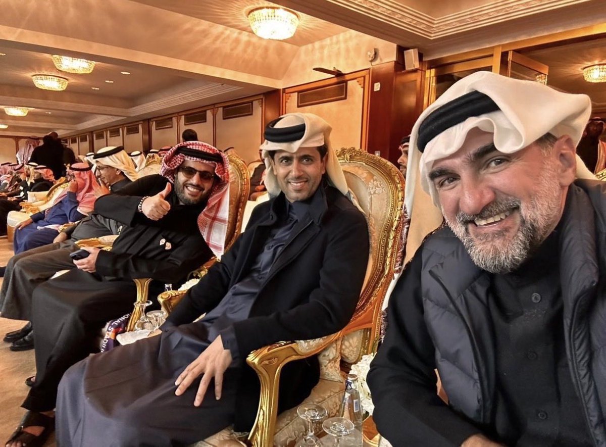 DrAlahly1937's tweet photo. الأهلي محاصر في كل مكان 😂

إذا عرفتو الرجل الخامس في الصوره في نفس الصف ستعرفون أهمية الحصار هذه السنه بالذات 😂؟

خطوطهم متقاربه داخل الملعب دائماً كل واحد منهم يغطي مكان الثاني على الطريقه الإسبانيه 😂 https://t.co/d275YfqkgX