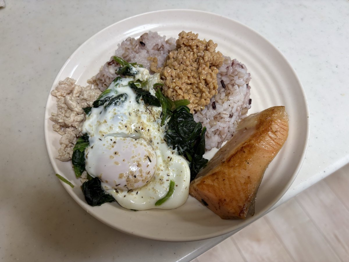 HAKATA0205's tweet photo. 朝ごはん。
納豆
雑穀米
鶏胸肉そぼろ
鮭
目玉焼きほうれん草。

#ダイエット飯
#継続
#気合い https://t.co/qT5YYYGexb