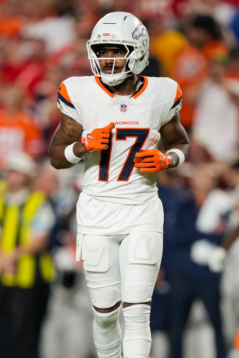 ZacStevens's tweet photo. Jaylen Waddle's first game in Denver:

8 catches
138 yards https://t.co/nlUqORmMas