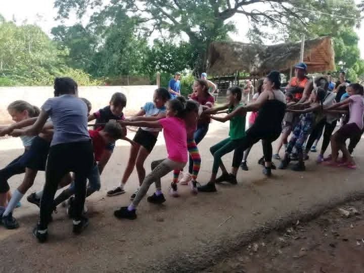 MeyvisEstevezE's tweet photo. Nadie se queda atrás. Este es un proyecto de todos 💪. 

#RedJuvenilComunitaria en el Consejo Popular Jagueyal del municipio de Venezuela, Ciego de Ávila.

Seguimos creciendo 🇨🇺‼️ 

#UJCdeCuba 
#CubaEstáFirme https://t.co/i9KyS3k49j