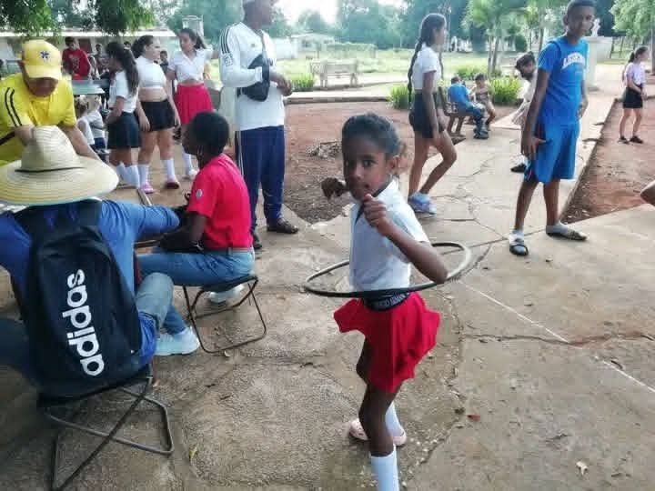 MeyvisEstevezE's tweet photo. Nadie se queda atrás. Este es un proyecto de todos 💪. 

#RedJuvenilComunitaria en el Consejo Popular Jagueyal del municipio de Venezuela, Ciego de Ávila.

Seguimos creciendo 🇨🇺‼️ 

#UJCdeCuba 
#CubaEstáFirme https://t.co/i9KyS3k49j