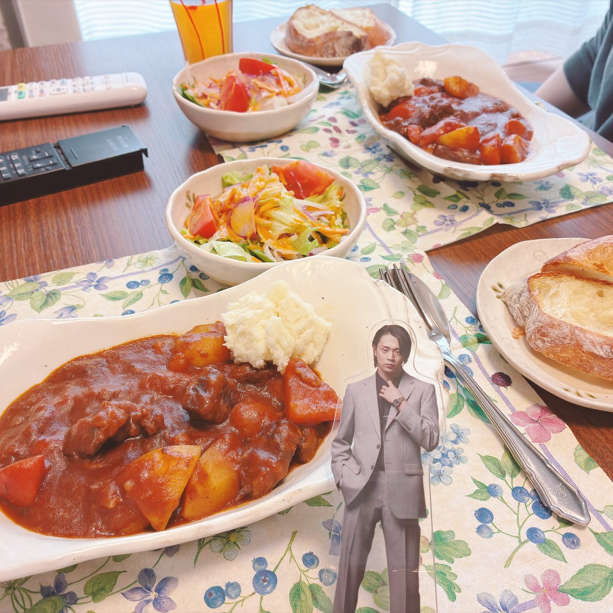 tomuko_cat's tweet photo. 昨日！
うまうまビーフシチューとしっとりチョコシフォンケーキをごちそうになりました♡
上映会もしてめちゃ楽しかったです〜〜〜！！！ https://t.co/eVzcv2luCM