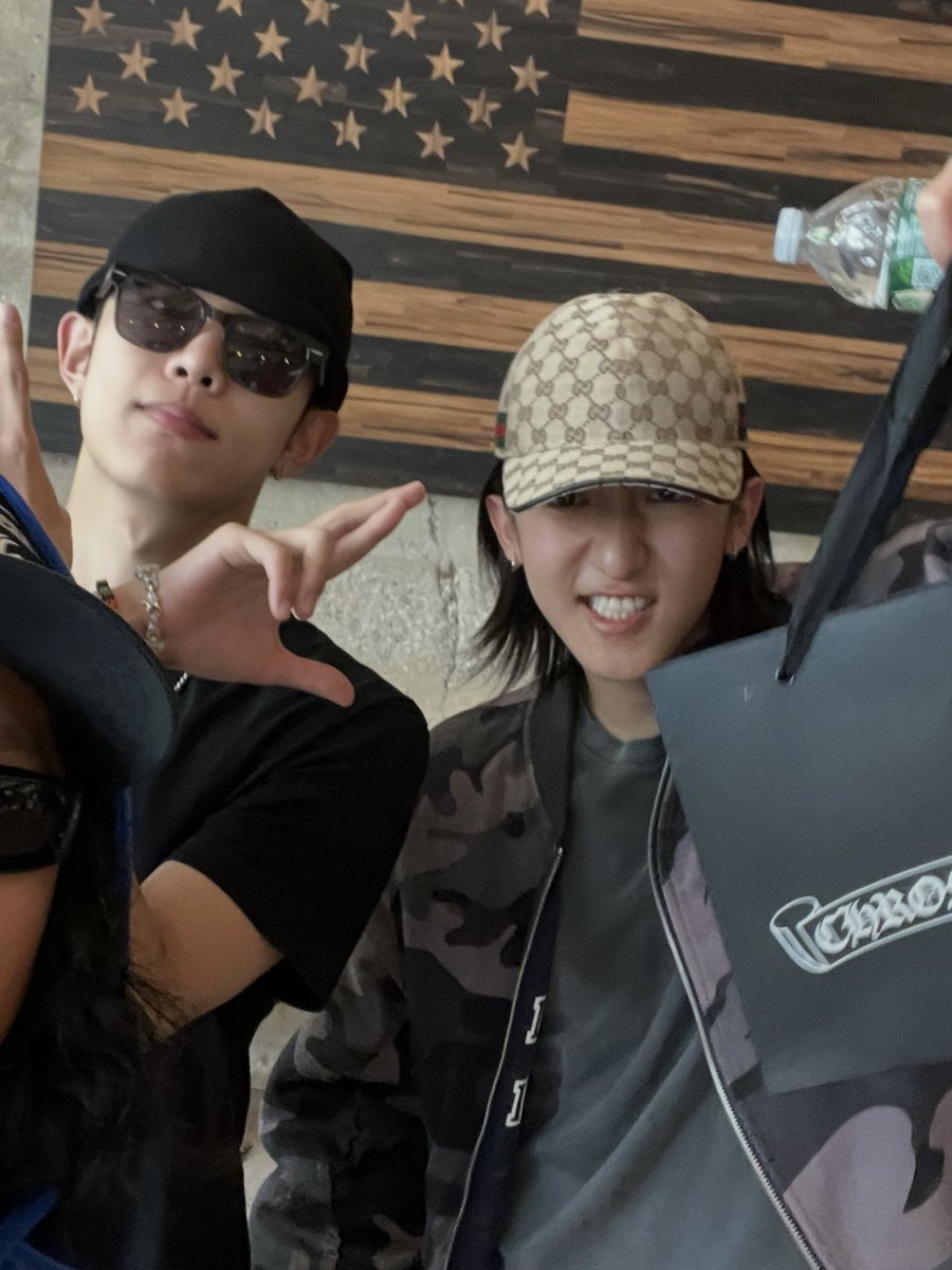 ryulicious_'s tweet photo. ternyata waktu ryul sama woojin ke chrome hearts di nyc tuh ditemenin videografer + editor tour jay park, lucu banget dititipin ke temen bapaknya biar ga ilang keliling berdua doang🤏🏻 https://t.co/kPw3jsFmRe