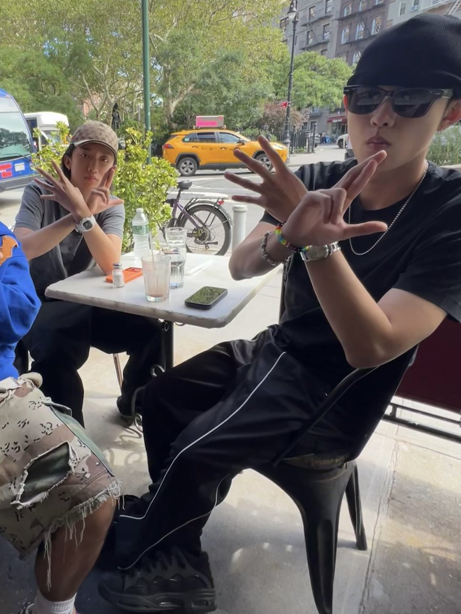 ryulicious_'s tweet photo. ternyata waktu ryul sama woojin ke chrome hearts di nyc tuh ditemenin videografer + editor tour jay park, lucu banget dititipin ke temen bapaknya biar ga ilang keliling berdua doang🤏🏻 https://t.co/kPw3jsFmRe
