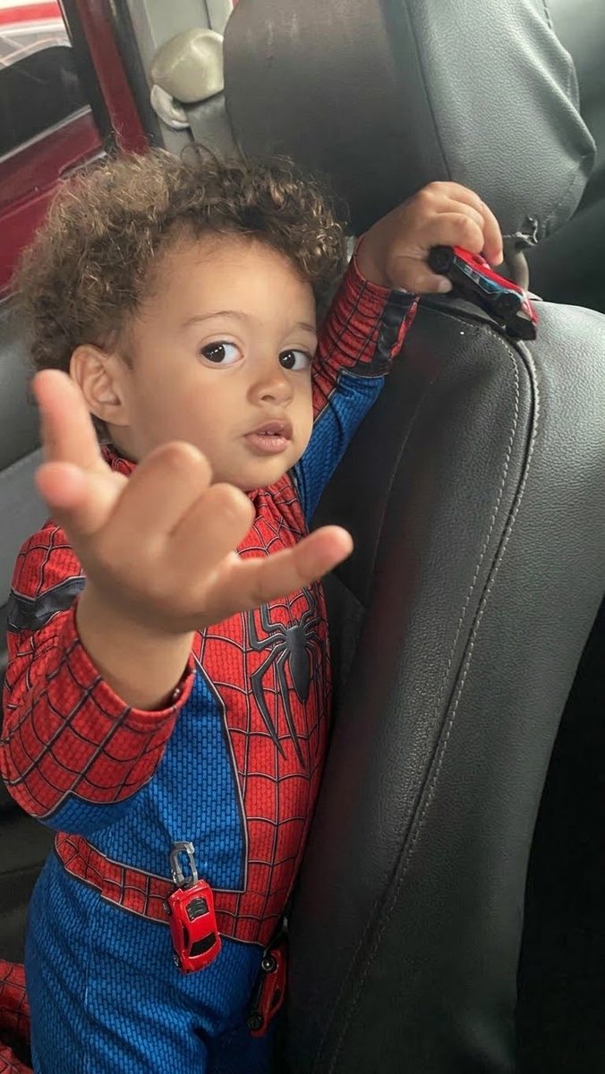 dagatafe's tweet photo. Mãe do Stefan, perguntando de onde ele tirou essa roupa do homem aranha. Acho que ele nunca assistiu o filme. O mlk já anda preparado 🕷️🕸️ https://t.co/vh7a6JoTEp
