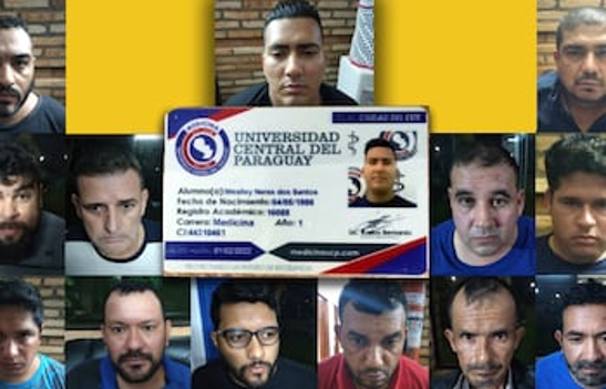 chiqui_avalos's tweet photo. Universidad: Educación o negocio?(1)
UCP ACUSADA DE INSCRIBIR A NARCOS
En 2021 operación que comprometió a Carlos
Bernardo  vincula al PCC con la Universidad

A FINALES DE 2021, la prensa brasileña publicó datos de la Federal del Brasil y  de autoridades paraguayas sobre el representante de la Universidad Central del Paraguay Carlos Bernardo. El tema era que el líder del Primer Comando Capital (PCC), Weslley Dos Santos, alias “Bebeçao”, que fue detenido el 23 de marzo en un predio anexo a la seccional colorada de PJC , portaba credenciales de estudiante de la UCP, junto a otros 
 presuntos “narcos disfrazados de estudiantes de medicina”.  Bernardo es vinculado por fotografías y documentos a capos como Levi Adriani Felicio, Jarvis Pavao y Luiz Carlos da Rocha, alias “Cabeza Branca”.

"SON ESTUDIANTES"
Carlos Bernardo justificó las credenciales de sospechosos de ser del PCC  “No está en nuestra función, no está en la ley, no tenemos una resolución donde la facultad está obligada a investigar quién ingresa a la institución”. 
“El presentó sus documentos y está inscripto, y al inscribirse tiene un carnet, ¿por qué tiene ese carnet?, porque también se queda en la ciudad como estudiante de medicina”, alegó. Lo llamativo del caso “Bebeçao” es que contaba con dos carnets de estudiante de medicina de la misma universidad, uno para la sede de Pedro Juan Caballero y otra para Ciudad del Este.

DE QUIEN ES CENTRAL?
A raiz de ello, nos hicieron llegar una nota de la Universidad Central del Paraguay, que corresponde al año 2021, firmada por el RECTOR Luis Alberto López Zayas, y el GERENTE, Diego  López Lafuente en la que en la que resuelve, entre otras cosas, "que el cargo de CEO, no forma parte de las máximas autoridades de la Universidad Central. "
Al mismo tiempo informa que "el señor Carlos Bernardo no es miembro del plantel de funcionarios de la UCP ", como el mismo manifestó a las autoridades brasileñas en la semana, con motivo de ser interrogado acerca de las actividades que desarrolla, asegurando que sigue ejerciendo la función de Director Administrativo.
La foto que se incluye, corresponde a varios de los narcos, identificados en la ocasión anterior, que se transcribe al inicio de este texto, como miembros del PCC con credencial de la UCP para circular en la frontera.
El tema sigue...