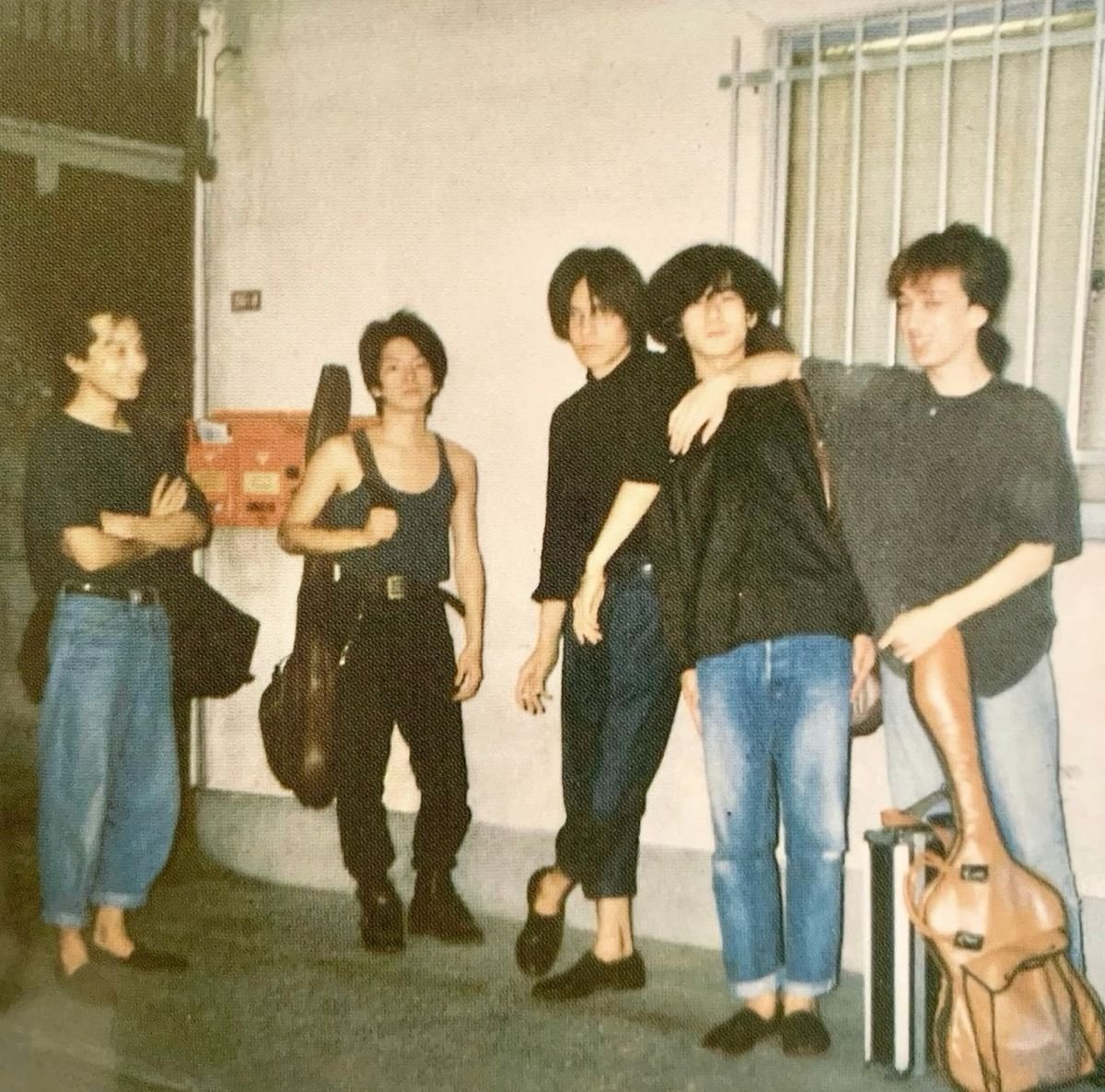 water_road's tweet photo. この頃から、ずっと。
PARADEは続くよ。
これからも、ずっと。

39周年おめでとう
そして、ありがとう

#BUCKTICK921
#BUCKTICK39th https://t.co/MbEX4uRsz0