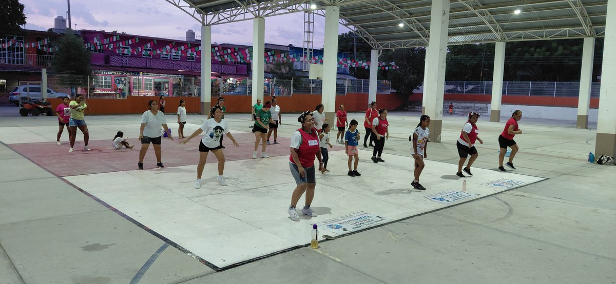 VickyBernal23_'s tweet photo. #Semafórodeportivo 🔴🟡🟢 en la #Costa San José del progreso #villadetututepec Lunes y Miércoles 6:00 PM gratis en las canchas gemelas @FAHHdeporte @alfredoharphelu nos brinda material, actividades más divertidas y dinámicas con #Activateoaxaca @DEPORTE_GobOax @SanVillalobo_S 🚥 https://t.co/6M2qhjuUpU