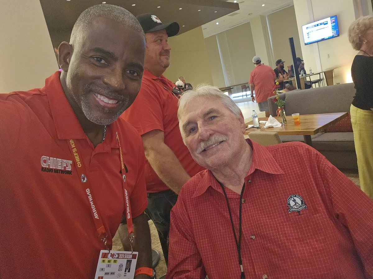 dahughesguy83's tweet photo. Always great to see former #Hawkeyes, especially Absolute Legends like Ed Podolak!! A true @Chiefs Legend as well, here in town to celebrate @superdj56 being inducted into the #Chiefs Ring of Fame!! Congrats DJ!
👊🏾
@EdPodolak https://t.co/txomnDXmF4