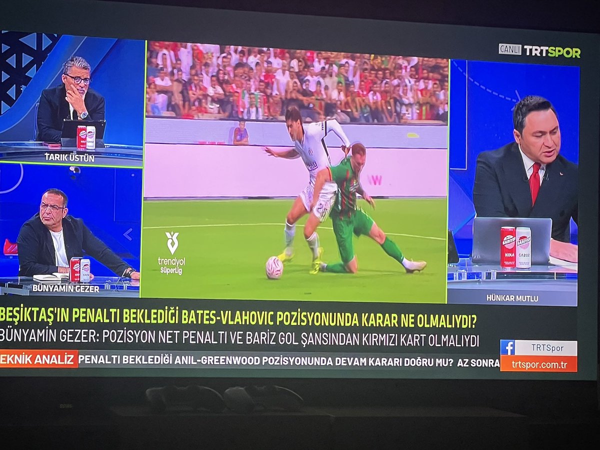 omer_cittir's tweet photo. @trtspor İyi bak. Dakika 35…. Kaldın mı 10 kişi (YOK)….
Yavuz hırsız ev sahibini bastırırmış…. https://t.co/OksRFpK693