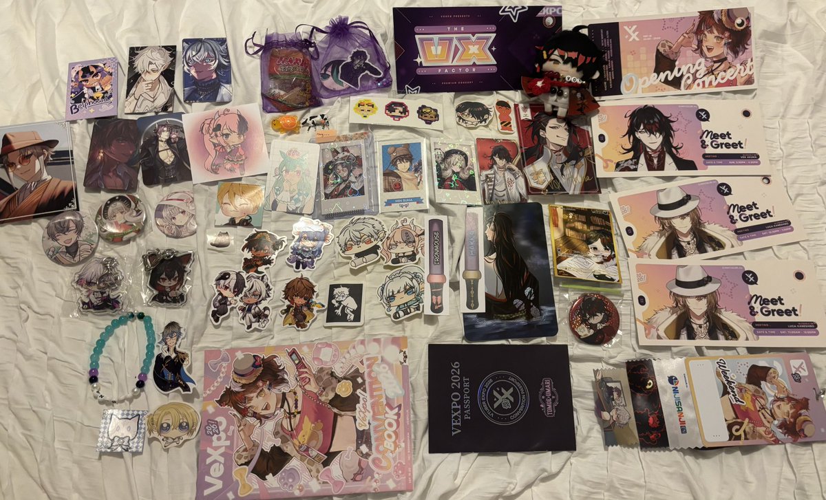 ro_xy__'s tweet photo. Vexpo haul!! Thank you to everyone who came up to me at con and gifted me lovely freebies or just had a chat with me <3 also mipape is now dripped out with his new bag and necklace thankuuu! https://t.co/CyXbux1AU9