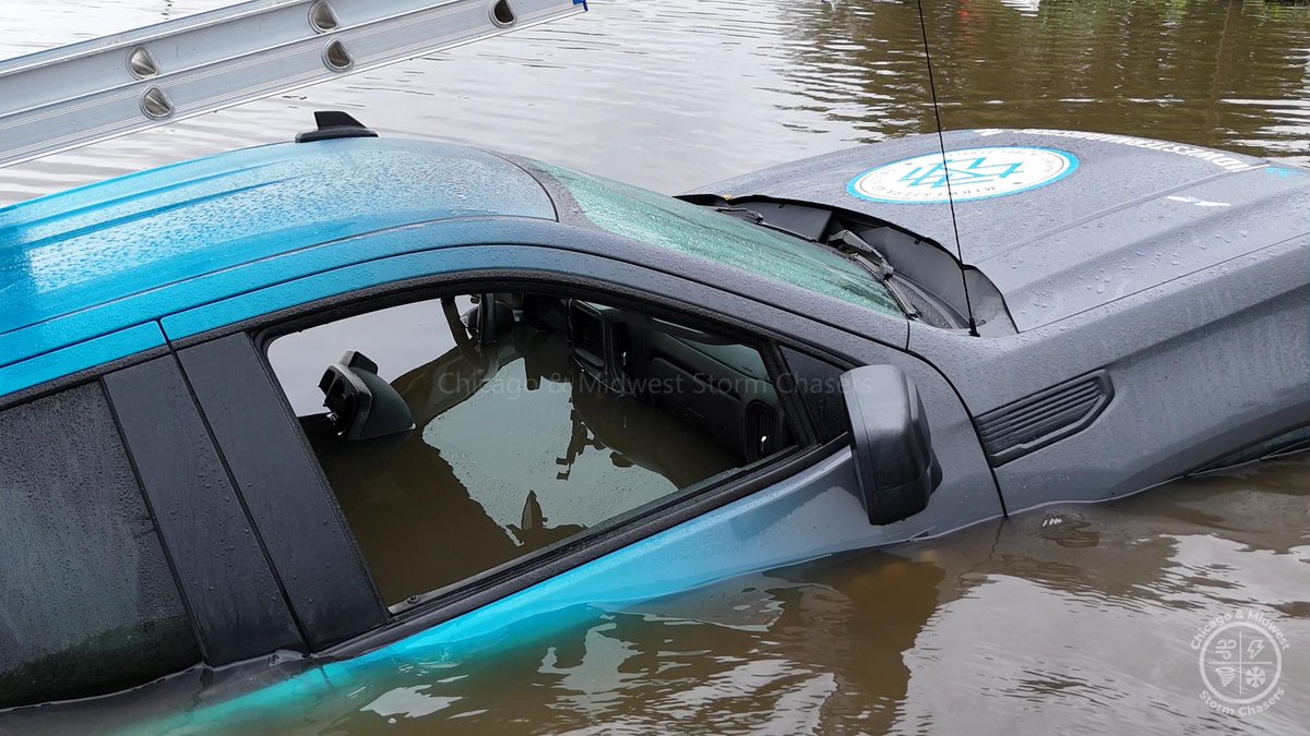 ChicagoMWeather's tweet photo. Numerous cars and trucks were submerged or surrounded by several feet of water at OโConnellโs RV Campground in Lee County, Illinois after significant flash flooding rapidly overwhelmed the area. ๐๐
#IllinoisFlooding #FlashFlooding #LeeCounty #AmboyIL #FloodDamage https://t.co/tu1Jx1hOPP