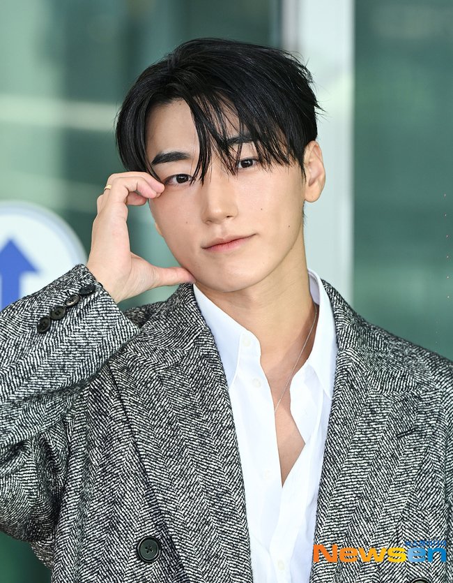 ATEEZUD's tweet photo. [📷] SAN heading to Milan for Dolce&amp;Gabbana SS27 Fashion Show

CHOI SAN DEPARTS FOR MFW
#CHOISAN #DGSS27 
#SANxDolceGabbanaSS27
#DOLCEGABBANA 
@dolcegabbana @ATEEZofficial https://t.co/dldY0tRLki