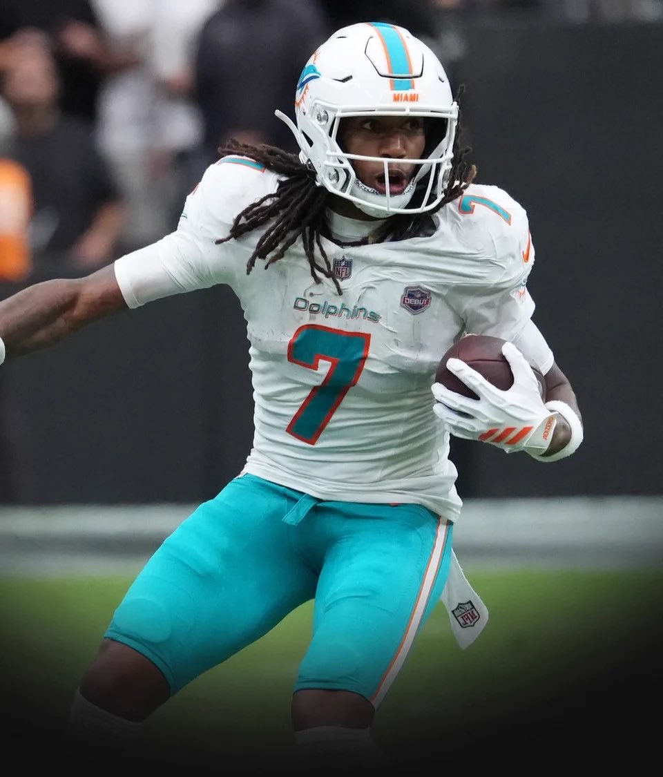 devonachanelovr's tweet photo. 🚨BREAKING INJURY🚨
Caleb Douglas is down on the field. He was seen holding his ankle and slowly walking off the field. Hopefully nothing serious could be more bad news very soon for the Dolphins. #PhinsUp https://t.co/cPu4lik85r