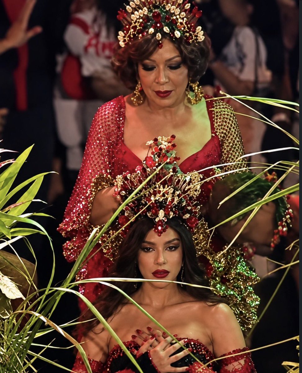carlosmatheusim's tweet photo. ANITTA E ELOÍNA! HISTÓRIA SENDO FEITA! Ela sendo coroada de pombagira!!! A Grande Rio sabe que venceu!!! 🥹💃🏿 https://t.co/h8InfShKQC