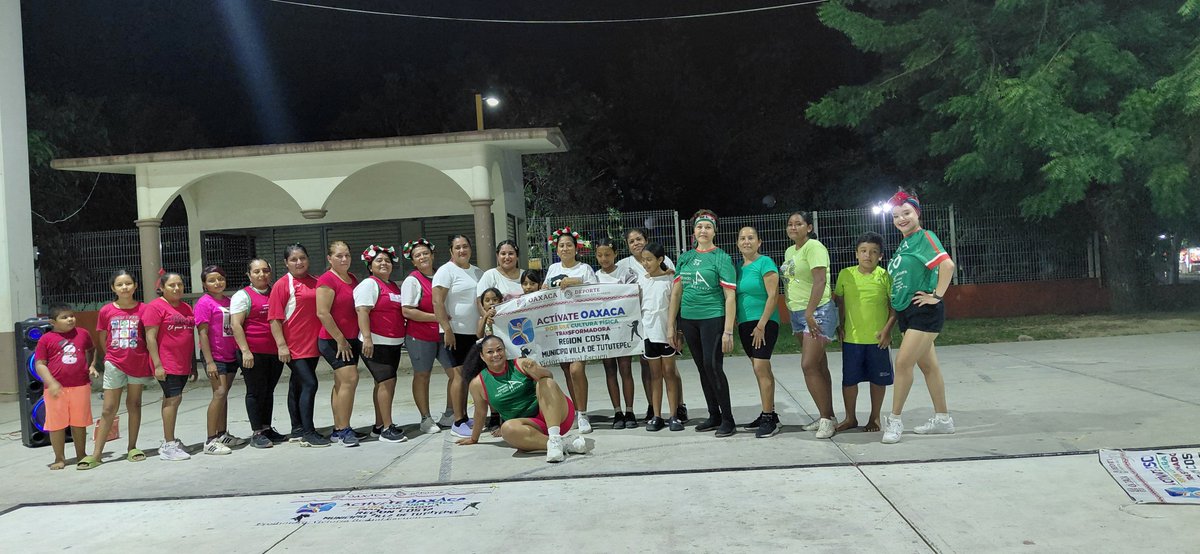 VickyBernal23_'s tweet photo. #Semafórodeportivo 🔴🟡🟢 en la #Costa San José del progreso #villadetututepec Lunes y Miércoles 6:00 PM gratis en las canchas gemelas @FAHHdeporte @alfredoharphelu nos brinda material, actividades más divertidas y dinámicas con #Activateoaxaca @DEPORTE_GobOax @SanVillalobo_S 🚥 https://t.co/6M2qhjuUpU