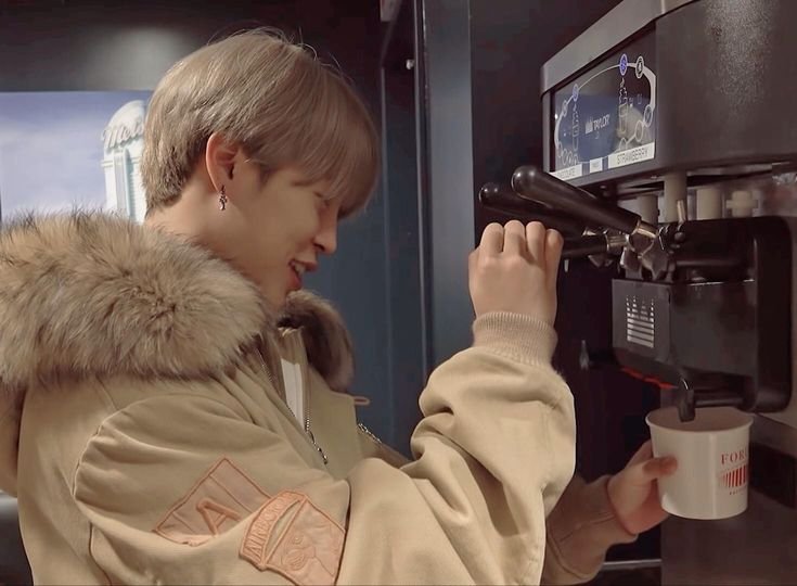 prihobi's tweet photo. #aujikook | #jikookau

Onde Jeon trabalha em uma cafeteria que lançou uma promoção: a cada 12 carimbos na carteirinha, o próximo pedido é grátis.

Jimin, disposto a aproveitar a promoção, vai à cafeteria por 12 dias seguidos para conseguir seu pedido de graça. https://t.co/BDUh6Z6A1c