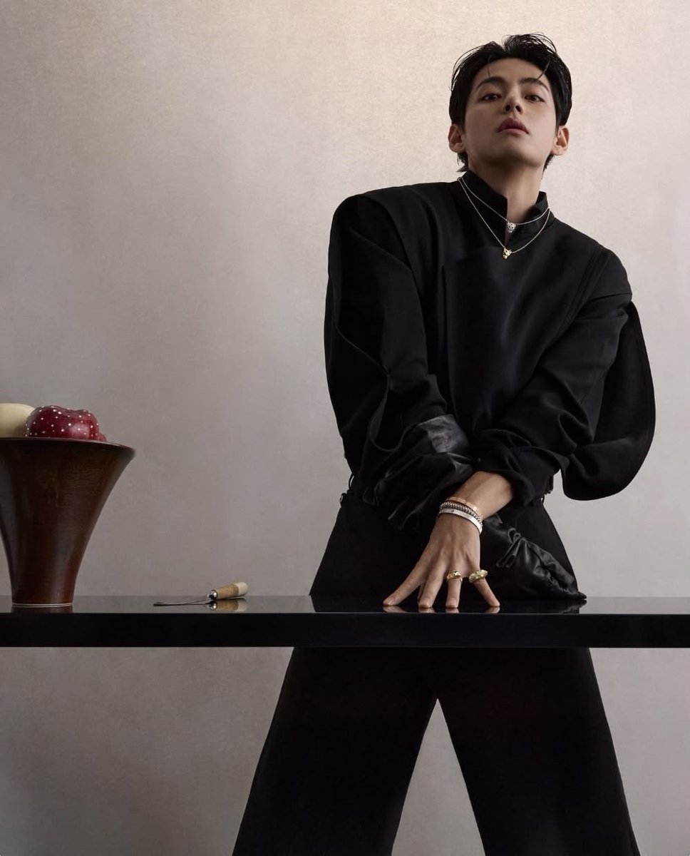 saxophonist95's tweet photo. i despise how quickly yall moved on from this decadent taehyung serve https://t.co/dvLmb7HjGx