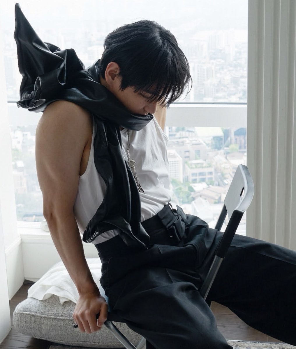 saxophonist95's tweet photo. i despise how quickly yall moved on from this decadent taehyung serve https://t.co/dvLmb7HjGx