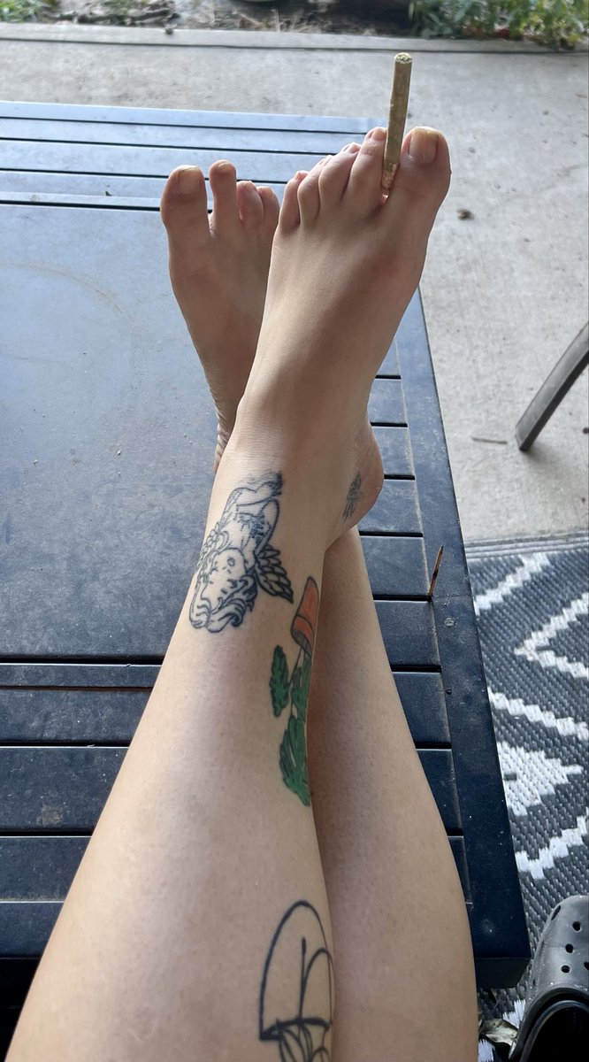 BakeMeBare's tweet photo. Any willing participants? 😏💨👣
#toeworship #smokebreak https://t.co/JRKsBpC8E7