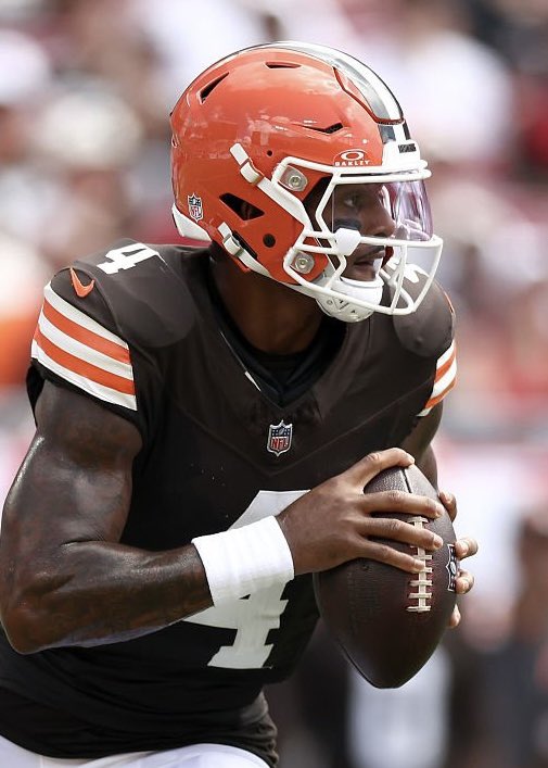 PolymarketSport's tweet photo. Deshaun Watson             Baker Mayfield
24-for-30                           21-for-34
238 yards                           182 yards
2 TD                                      1 TD
0 INT                                    1 INT
121.9 rating                         73.4 rating https://t.co/TYezxab2q2