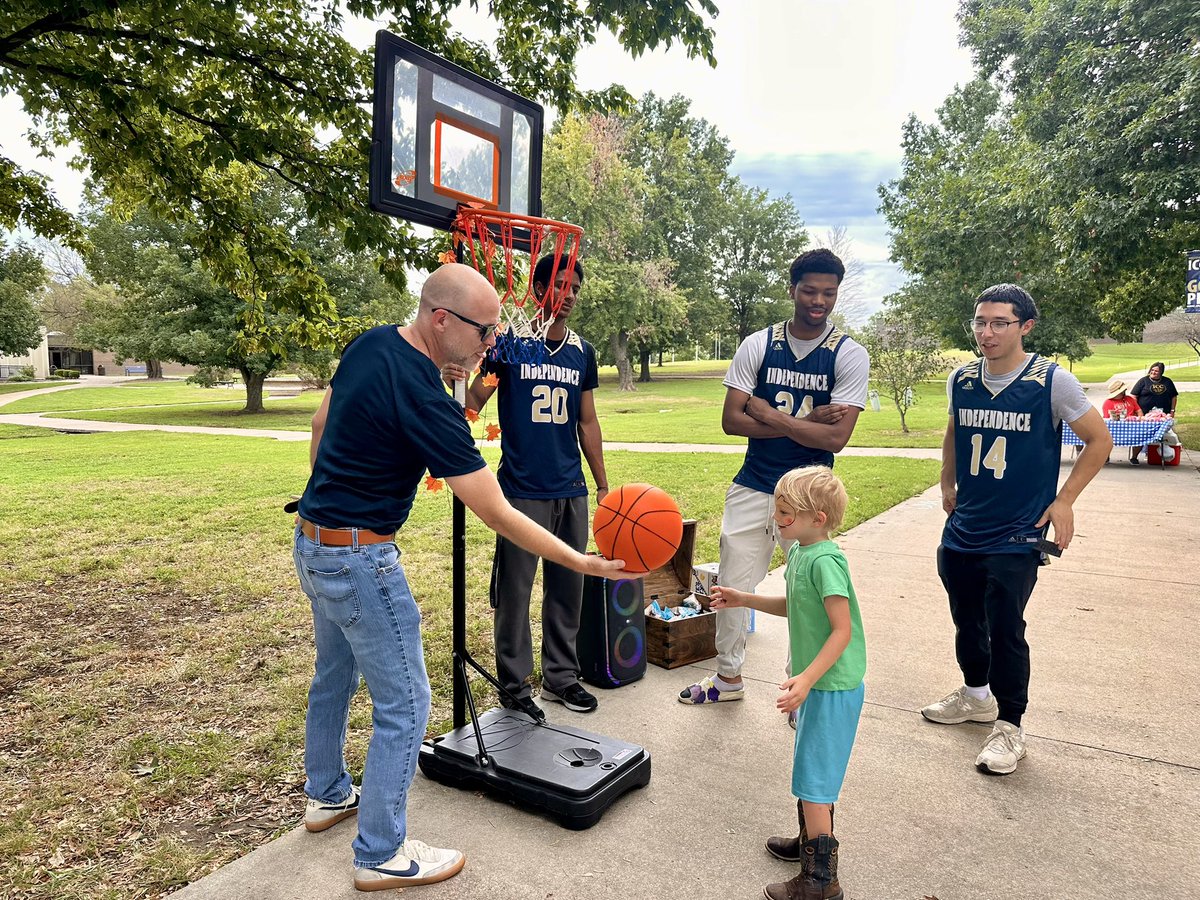 IndyPiratesMBB's tweet photo. Pirate Harvest Fest! 🍂🍁
#AnchorDown⚓️ https://t.co/1LuzdP7nPA
