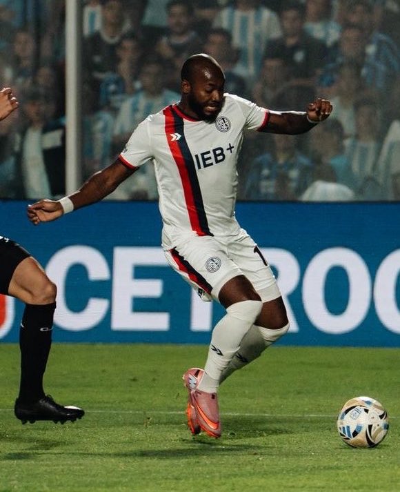 fedegiannetti93's tweet photo. Se lleva un departamento al mes y cuando patea al arco la manda al lateral. No existe un mejor resumen del descalabro que es San Lorenzo. https://t.co/SQlR6ZJM3b