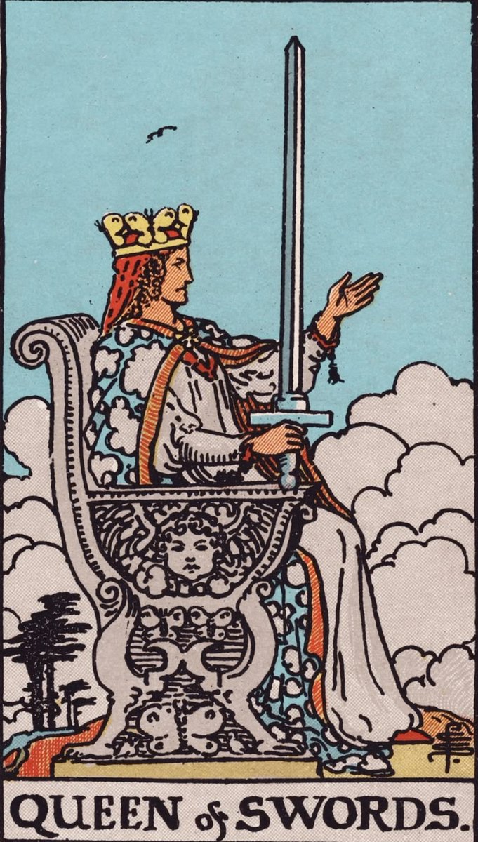 libeluladevenus's tweet photo. ✶ A Rainha de Espadas é muitas vezes vista como alguém grossa, fria, distante ou até mesmo sem sentimentos...

Mas, na verdade, seu significado é bem mais profundo: ela entende que não pode se guiar totalmente pelos seus próprios sentimentos, porque isso já a feriu no passado. Por isso, ela sabe reconhecer quando alguma coisa a incomoda e, principalmente, sabe dizer quando NÃO aceita determinada situação.

Por esse motivo, sua imposição de limites pode sim soar como arrogância ou grosseria, suas palavras podem cortar como espada. Quando ela aparece, vem te ensinando a agir da mesma forma. Não como se seus sentimentos não existissem, mas com a consciência de que se proteger também é importante.

Isso pode aparecer em vários momentos da vida: numa relação, quando você percebe que seu parceiro está ultrapassando os seus limites e decide falar sobre isso, ou então com pessoas desconhecidas, quando alguém te trata de uma maneira que você não considera aceitável e você simplesmente diz “não aceito que fale comigo dessa forma”...

E também pode aparecer em coisas menores do dia a dia: quando você para de aceitar determinados comportamentos, quando começa a dizer não sem precisar inventar uma desculpa ou quando entende que não precisa continuar em um lugar apenas para não desagradar alguém.

É justamente por isso que a Rainha de Espadas pode incomodar.

Ela pode ser ríspida, pode ser direta e nem sempre vai falar aquilo que as pessoas gostariam de ouvir. Porém, existe uma diferença entre ser cruel e saber se posicionar.

Se o "não" dela incomoda tanto, será que é ela o problema? Ou apenas quem está ao redor que não sabe lidar com a frustração?

De início, se ela vem como uma lição para você, você pode até se sentir incomodado por ela, mas talvez seja porque tenha aprendido a se anular a vida toda, o que causa estranheza quando alguém consegue se posicionar.

Depois de um término, por exemplo, essa energia também pode aparecer quando você finalmente consegue olhar para aquilo que ficou para trás e entender que talvez aquela perda tenha sido necessária para o seu próprio bem.

Você pode sentir saudade e, ainda assim, reconhecer que não deveria voltar, pode amar alguém e entender que aquela relação não funcionava mais.

Pode se lembrar de tudo que viveu e, mesmo assim, perceber que permanecer naquele lugar significaria continuar se machucando.

Porque a Rainha de Espadas não representa alguém que deixou de sentir. Ela representa alguém que aprendeu a não se abandonar por causa do que sente(ou de outrem).

E talvez seja justamente essa a parte que algumas pessoas não entendem.

Às vezes, colocar um limite parece frieza para quem estava acostumado com a sua disponibilidade.

Dizer “não” parece grosseria para quem sempre teve acesso a você.

E seguir em frente parece falta de sentimento para quem acredita que, se você ainda ama, deveria continuar ali.

Mas você não precisa provar que sente alguma coisa permanecendo em situações que já não fazem bem.

A Rainha de Espadas entende que algumas coisas precisam ser deixadas para trás não porque nunca tiveram importância, mas porque já não fazem bem para quem você está se tornando.