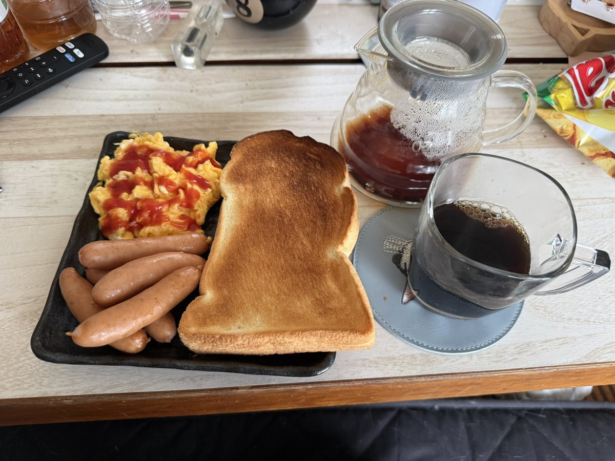Js02725277Js's tweet photo. 入れたてコーヒーうめぇーーけどこのコーヒー豆酸味強いんよなぁ,,,,入れ方悪いんかな？ https://t.co/ZMAK3q5R7M
