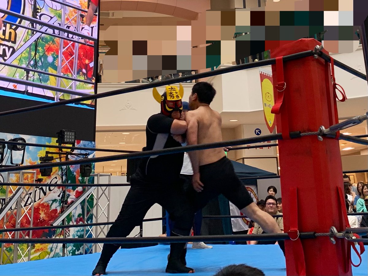 satya_richa's tweet photo. プロレスには
「力比べ」みたいな
押し合いへし合いの項目があって、

第一試合は、
「プロレスとはこうゆうものですよ」
という分かりやすい試合を見せてくれて、

初心者でも充分楽しめるように
プログラムしてくれている👏✨

さすが長浜プロレスさんなのだ🐯🔥

#長浜プロレス
#ビバシティ彦根 https://t.co/1wg581oxgb